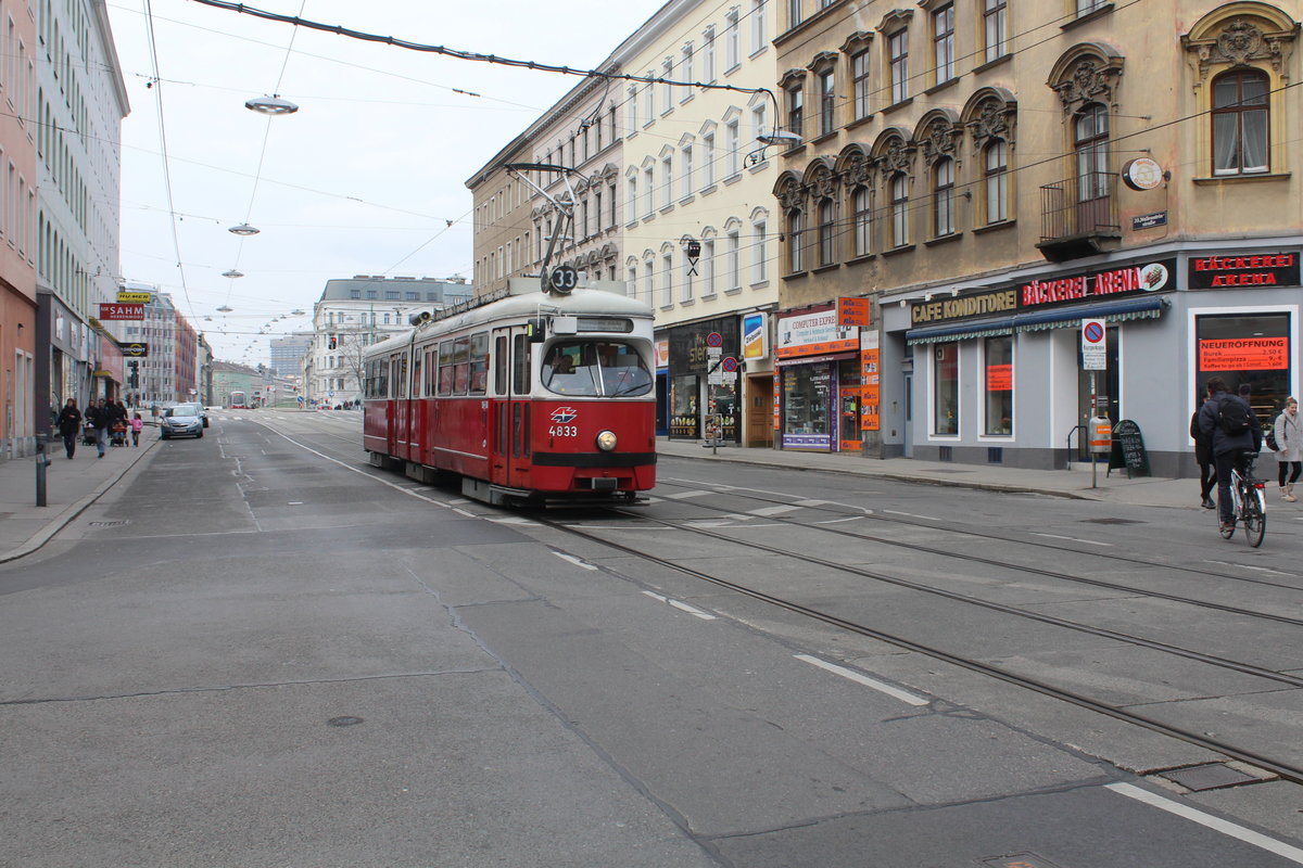 Wien Wiener Linien SL 33 (E1 4833) Brigittenau, Wallensteinstraße am 23. März 2016. - Wenzel Eusebius von Wallenstein (1583 - 1634) war u.a. Feldherr im Dreißigjährigen Krieg (1618 - 1648) und Gubernator vom Königreich Böhmen. Seit 1869 heißt diese Straße im 20. Bezirk Wallensteinsteinstraße.