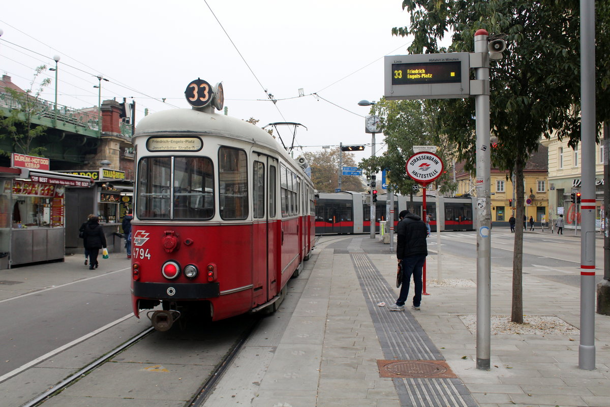 Wien Wiener Linien SL 33 (E1 4794) XVI, Ottakring, Lerchenfelder Gürtel / U-Bahnstation Josefstädter Straße (Endstation, Einstiegstelle) am 17. Oktober 2016.