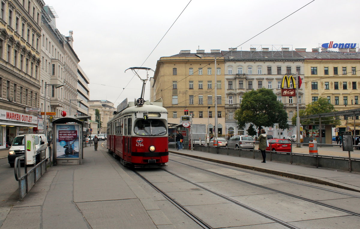 Wien Wiener Linien SL 33 (E1 4794; Hersteller und Bj: SGP 1972) IX, Alsergrund, Alserbachstraße / Julius-Tandler-Platz (Hst. Franz-Josefs-Bahnhof) am 17. Oktober 2016.