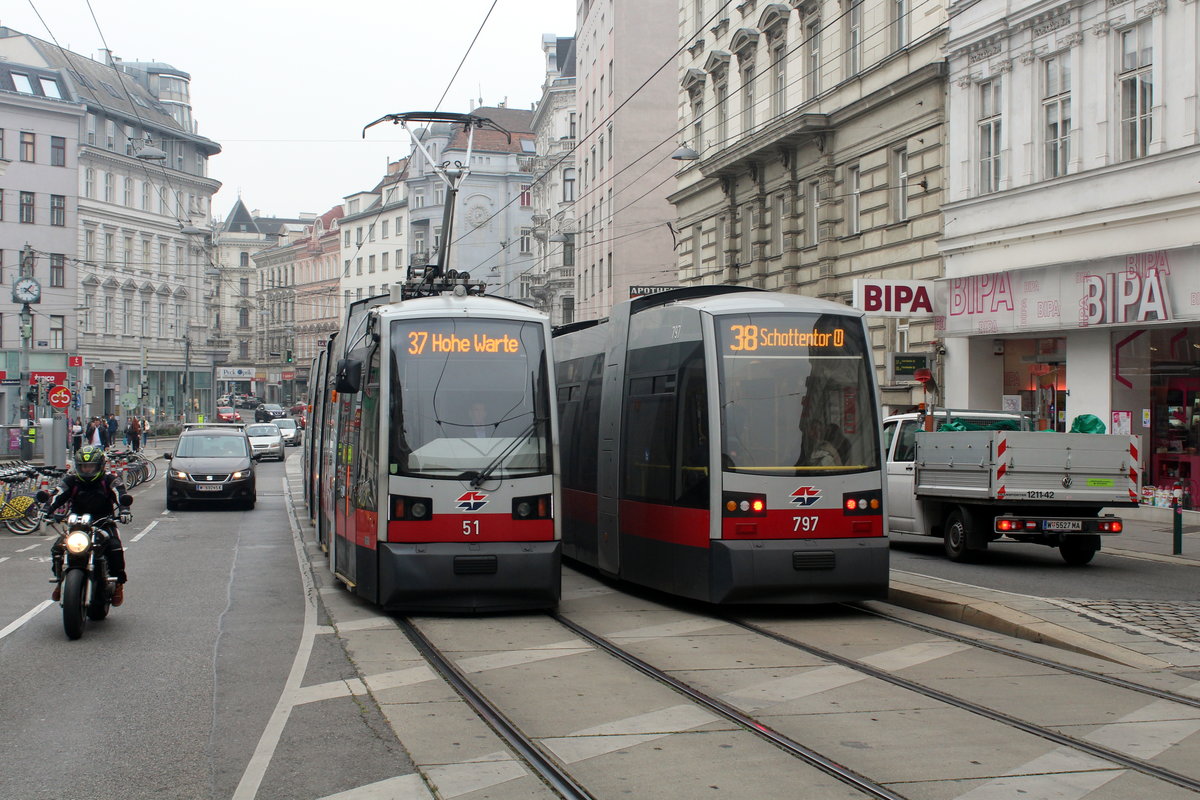 Wien Wiener Linien SL 37 (A1 51) / SL 38 (B1 797) IX, Alsergrund, Nußdorfer Straße / Alserbachstraße am 20. Oktober 2017.