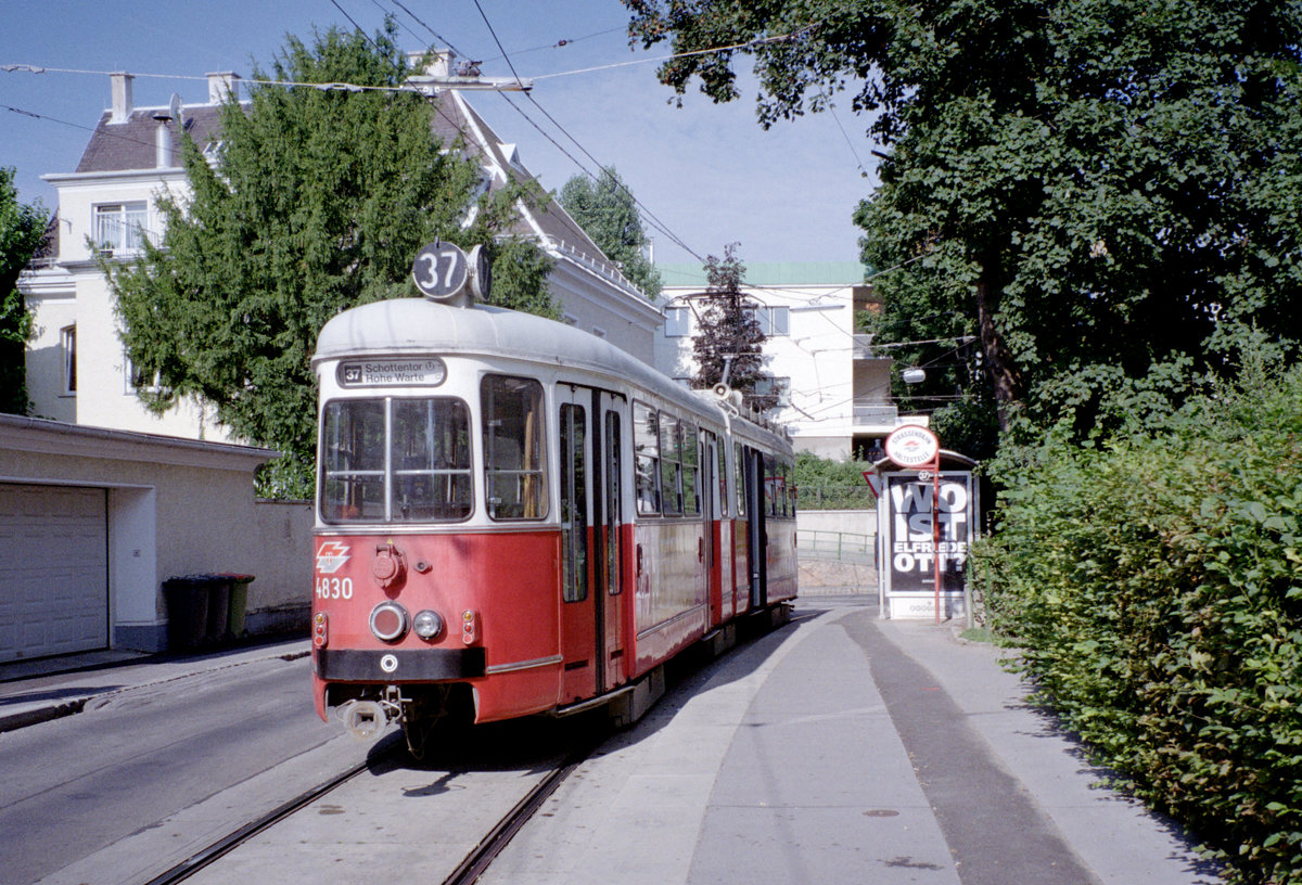 Wien Wiener Linien SL 37 (E1 4830) XIX, Döbling, Heiligenstadt, Geweygasse / Hohe Warte (Hst. Hohe Warte (Einstieg)) am 5. August 2010. - Scan eines Farbnegativs. Film: Kodak FB 200-7. Kamera: Leica C2.