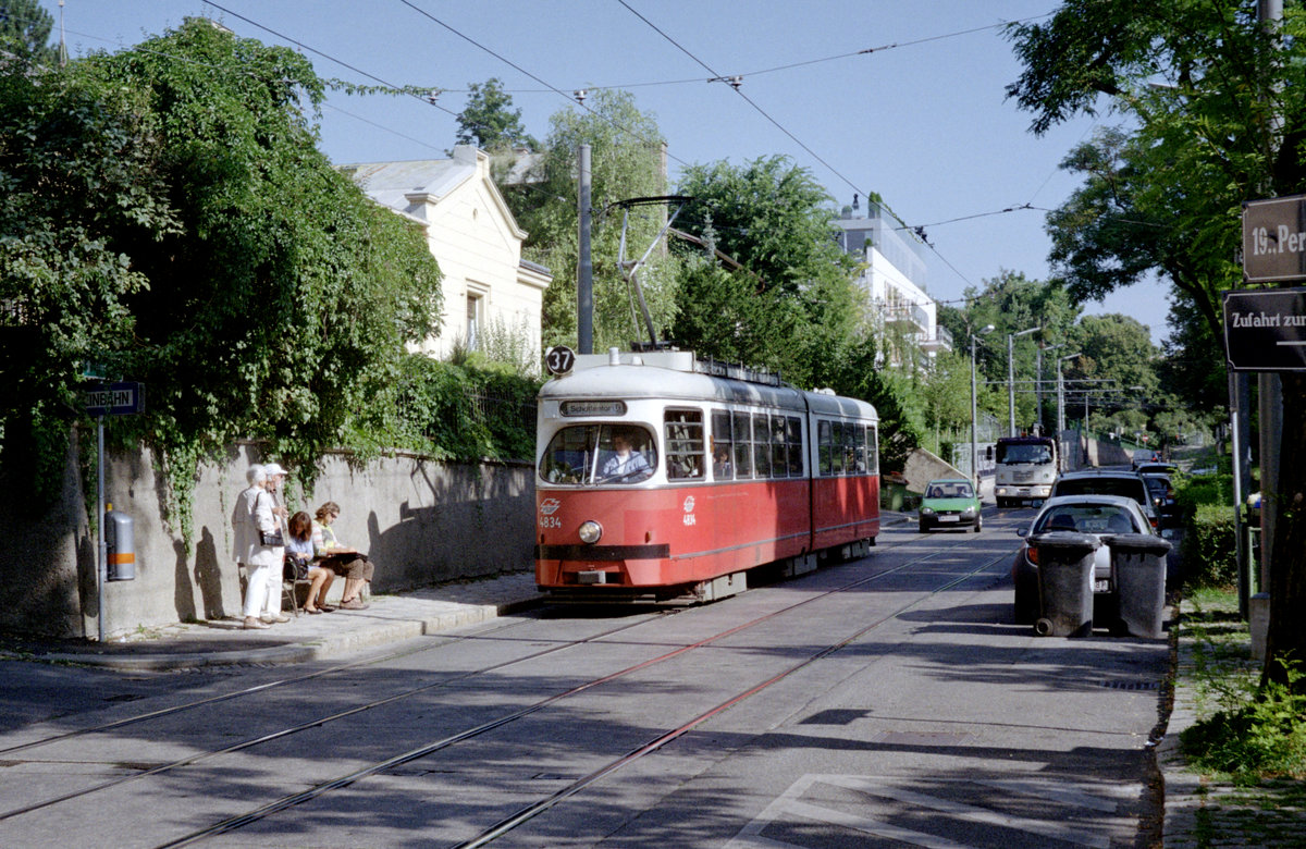 Wien Wiener Linien SL 37 (E1 4834) XIX, Döbling, Heiligenstadt, Hohe Warte / Perntergasse (Hst. Perntergasse) am 5. August 2010. - Scan eines Farbnegativs. Film: Kodak FB 200-7. Kamera: Leica C2. 