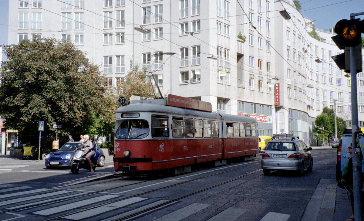 Wien Wiener Linien SL 37 (E1 4839) XIX, Döbling, Döblinger Hauptstraße / Billrothstraße (Hst. Glatzgasse) am 5. August 2010. - Scan eines Farbnegativs. Film: Kodak FB 200-7. Kamera: Leica C2.