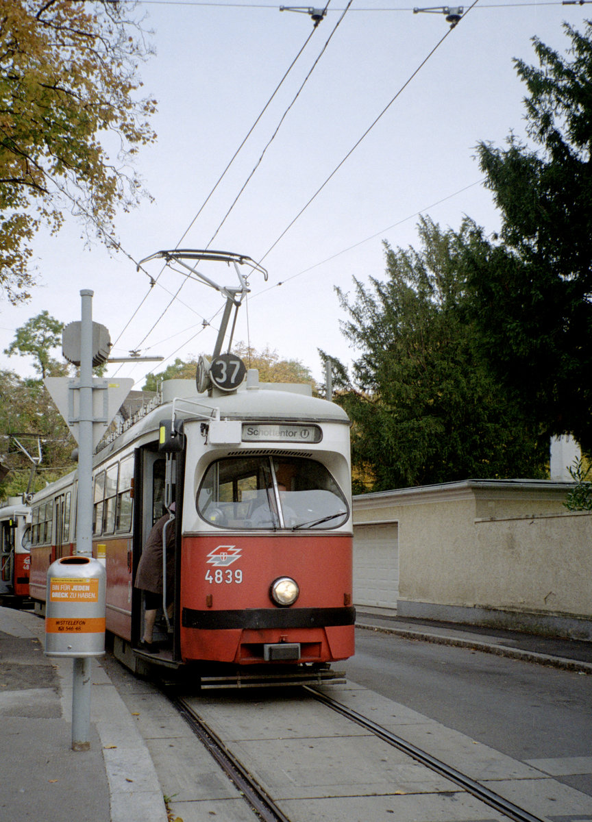 Wien Wiener Linien SL 37 (E1 4839) XIX, Döbling, Heiligenstadt, Geweygasse / Hohe Warte am 22. Oktober 2010. - Scan eines Farbnegativs. Film: Kodak Advantix 200-2. Kamera: Leica C2.