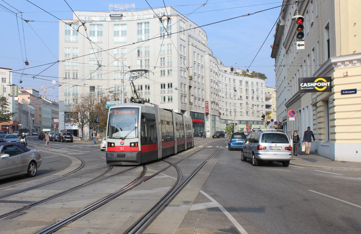Wien Wiener Linien SL 37 (A 51) XIX, Döbling, Oberdöbling, Döblinger Haupstraße / Billrothstraße / Glatzgasse am 20. Oktober 2018.