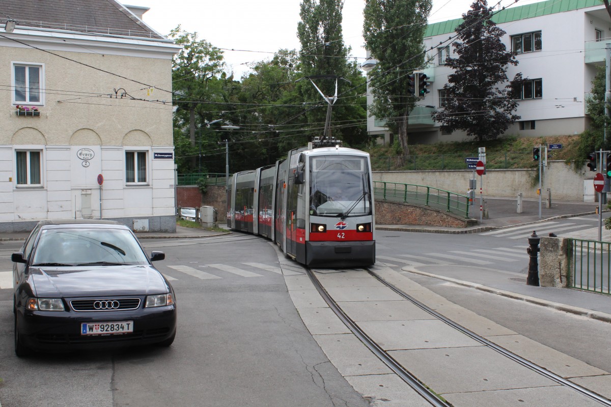 Wien Wiener Linien SL 37 (A 42) Hohe Warte / Geweygasse / Wollergasse am 10. Juli 2014.