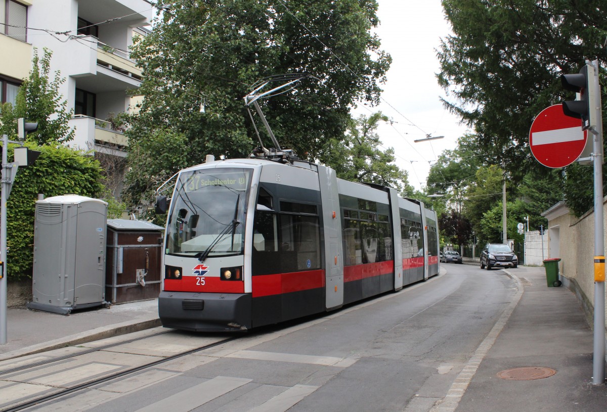 Wien Wiener Linien SL 37 (A 25) Heiligenstadt, Geweygasse am 10. Juni 2014.