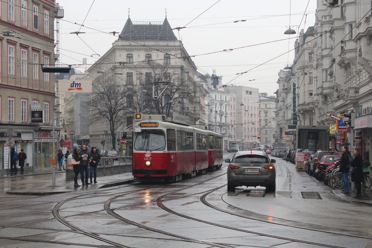 Wien Wiener Linien SL 38 (E2 4017 + c5 1417) IX, Alsergrund, Nußdorfer Straße / Währinger Straße (Hst. Spitalgasse / Währinger Straße) am 17. Februar 2017.