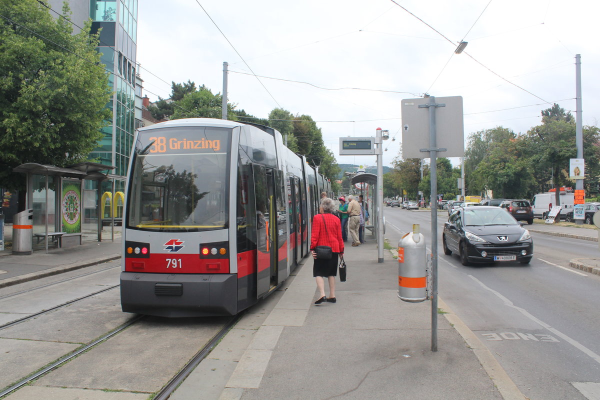 Wien Wiener Linien SL 38 (B1 791) XIX, Döbling, Grinzinger Allee / Sieveringer Straße (Hst. Sieveringer Straße) am 2. Juli 2017.