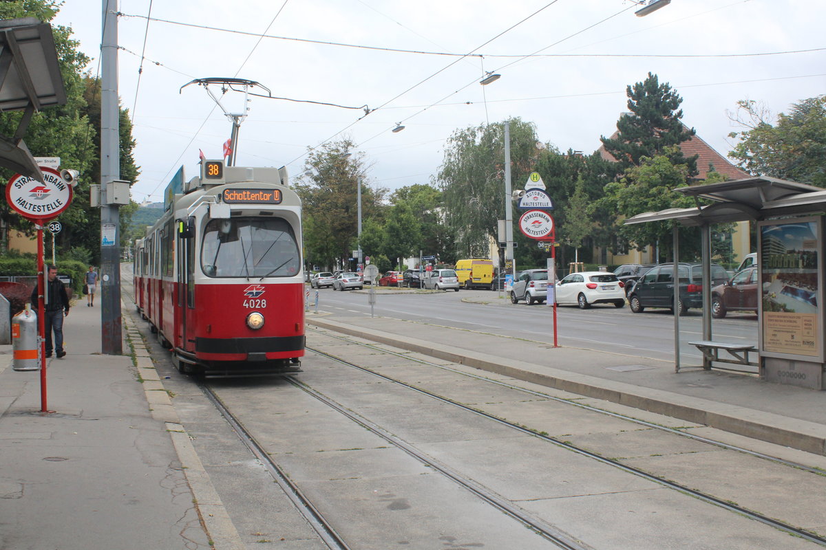 Wien Wiener Linien SL 38 (E2 4028 + c5 1428) XIX, Döbling, Grinzinger Allee / Sieveringer Straße (Hst. Sieveringer Straße) am 2. Juli 2017.