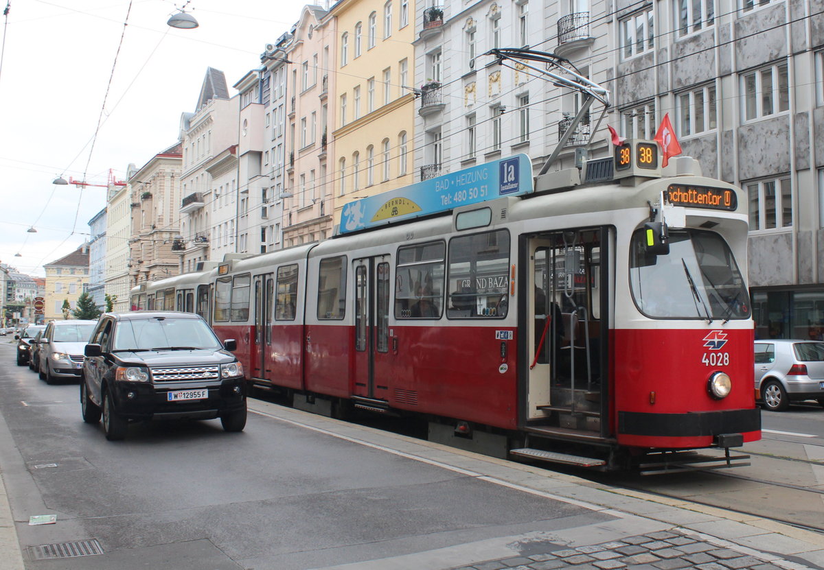 Wien Wiener Linien SL 38 (E2 4028 + c5 1428) IX, Alsergrund, Nußdorfer Straße / Canisiusgasse (Hst. Canisiusgasse) am 2. Juli 2017.