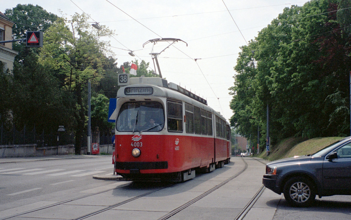 Wien Wiener Linien SL 38 (E2 4003) XIX, Döbling, Grinzinger Allee / An den langen Lüssen am 1. Mai 2009. - Scan von einem Farbnegativ. Film: Fuji S-200. Kamera: Leica C2.