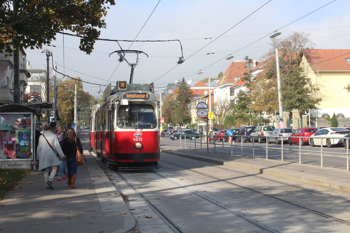 Wien Wiener Linien SL 38 (E2 4010 + c5 1410) XIX, Döbling, Grinzinger Allee (Hst. Paradisgasse) am 19. Oktober 2017.