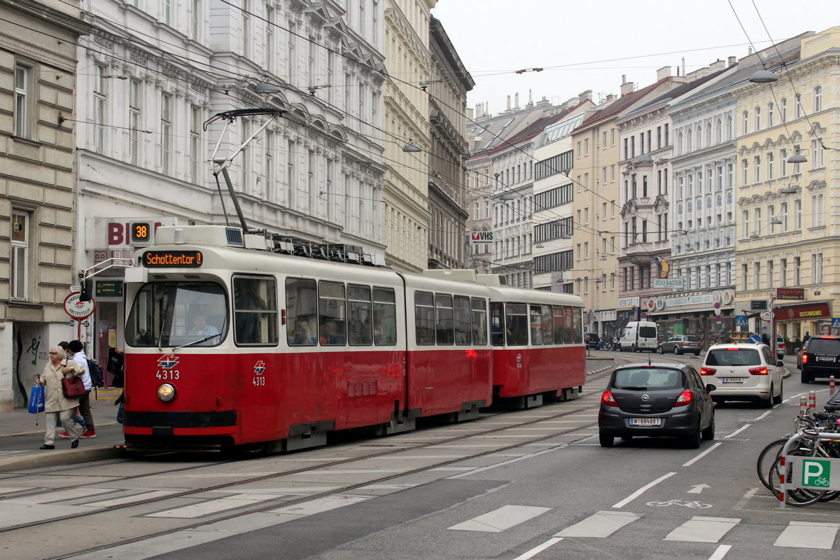 Wien Wiener Linien SL 38 (E2 4313 + c5 1414) IX, Alsergrund, Nußdorfer Straße / Alserbachstraße am 20. Oktober 2017.