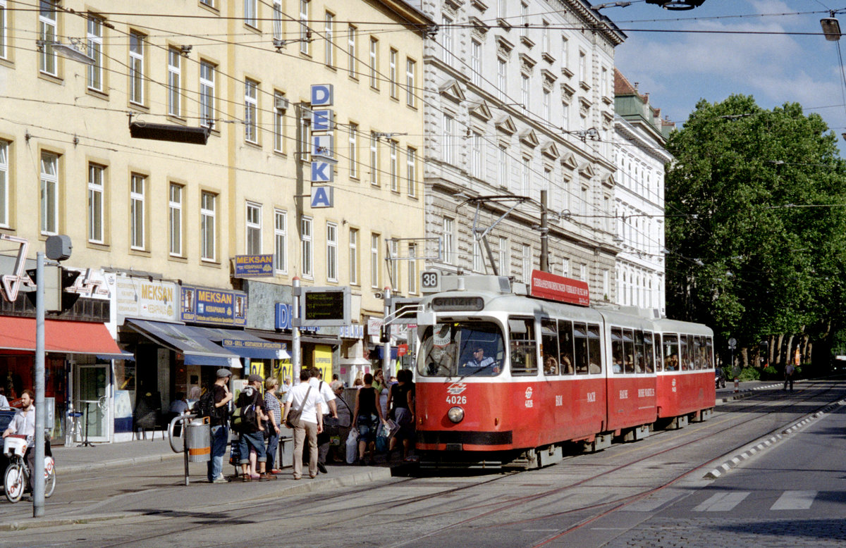 Wien Wiener Linien SL 38 (E2 4026 + c5 1426) IX, Alsergrund, Währinger Straße / Nußdorfer Straße / Spitalgasse (Hst. Spitalgasse / Währinger Straße) am 4. August 2010. - Scan eines Farbnegativs. Film: Kodak FB 200-7. Kamera: Leica C2.