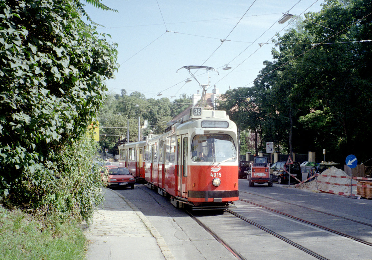 Wien Wiener Linien SL 38 (E2 4015 + c5 1415) XIX, Döbling, Grinzinger Allee am 5. August 2010. - Scan eines Farbnegativs. Film: Kodak FB 200-7. Kamera: Leica C2.