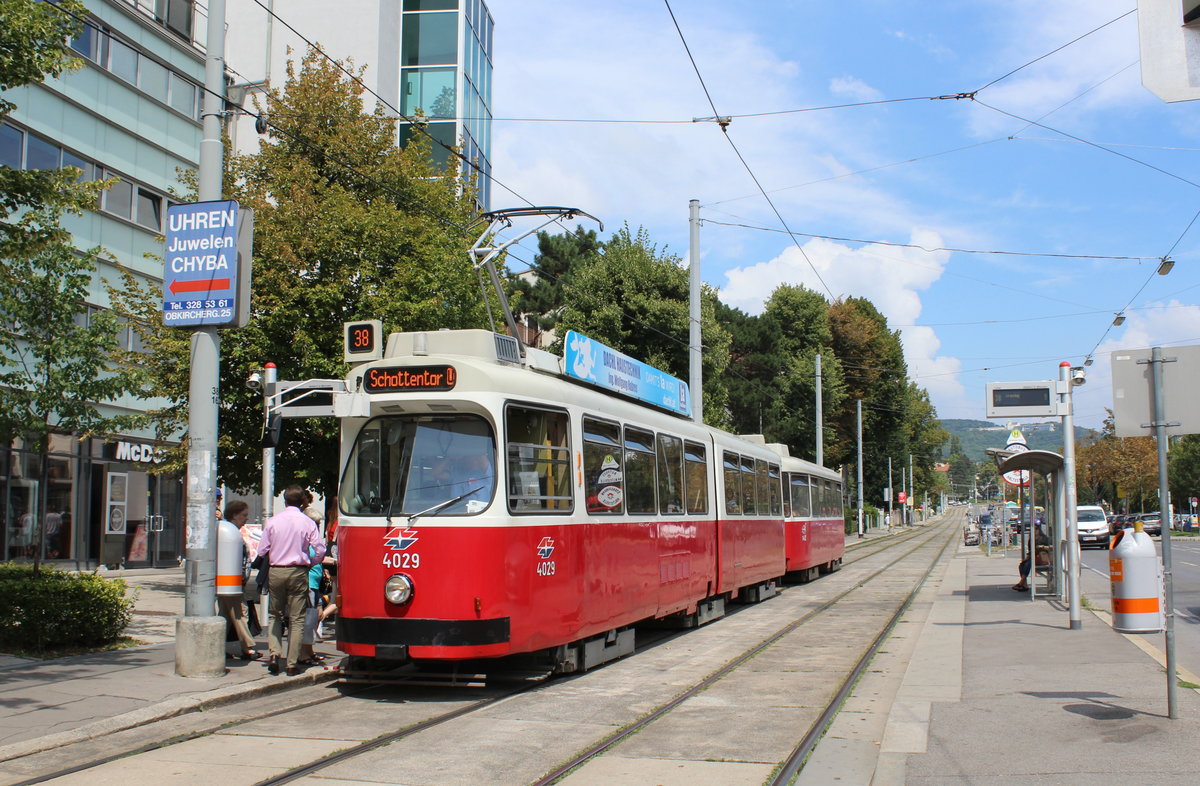 Wien Wiener Linien SL 38 (E2 4029 (SGP 1979) + c5 1412 (Bombardier-Rotax 1978)) XIX, Döbling, Grinzinger Allee / Sieveringer Straße (Hst. Sieveringer Straße) am 26. Juli 2018. 