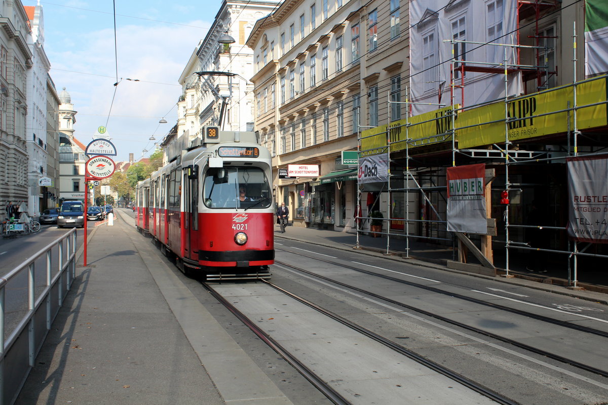 Wien Wiener Linien SL 38 (E2 4021 (SGP 1979)) IX, Alsergrund, Währinger Straße am 22. Oktober 2016.