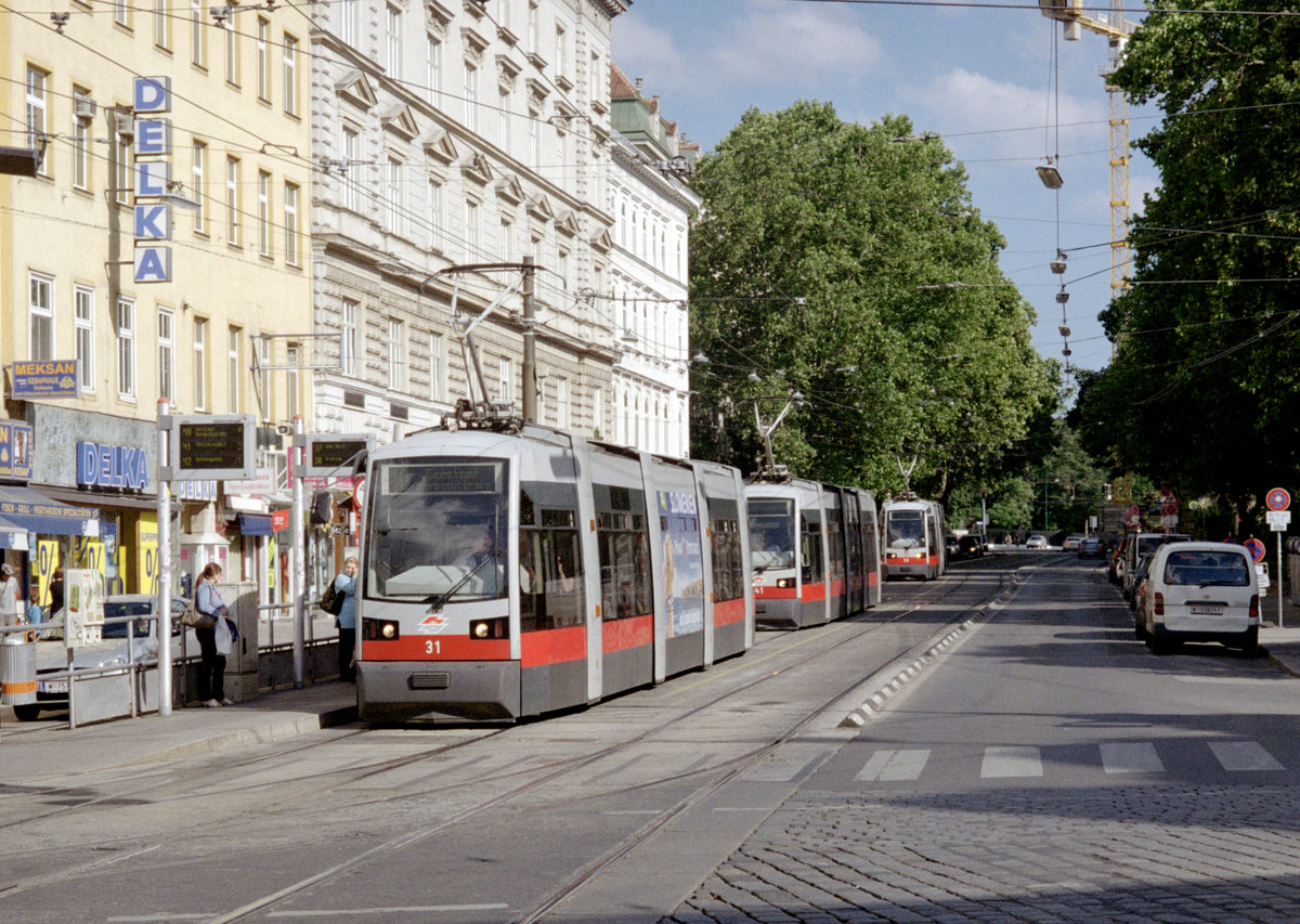 Wien Wiener Linien SL 40 (A 31) IX, Alsergrund, Währinger Straße / Nußdorfer Straße / Spitalgasse (Hst. Spitalgasse / Währinger Straße) am 4. August 2010. - Scan eines Farbnegativs. Film: Kodak FB 200-7. Kamera: Leica C2.