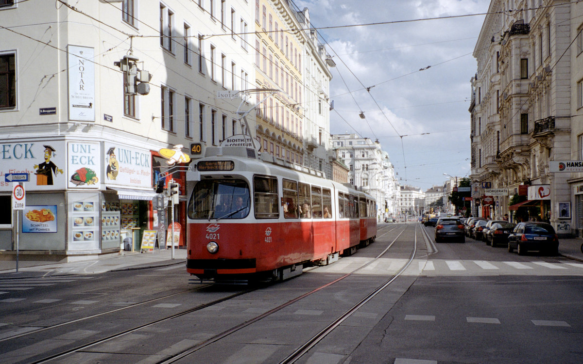 Wien Wiener Linien SL 40 (E2 4021) IX, Alsergrund, Währinger Straße / Berggasse / Schwarzspanierstraße am 4. August 2010. - Scan eines Farbnegativs. Film: Kodak FB 200-7. Kamera: Leica C2.