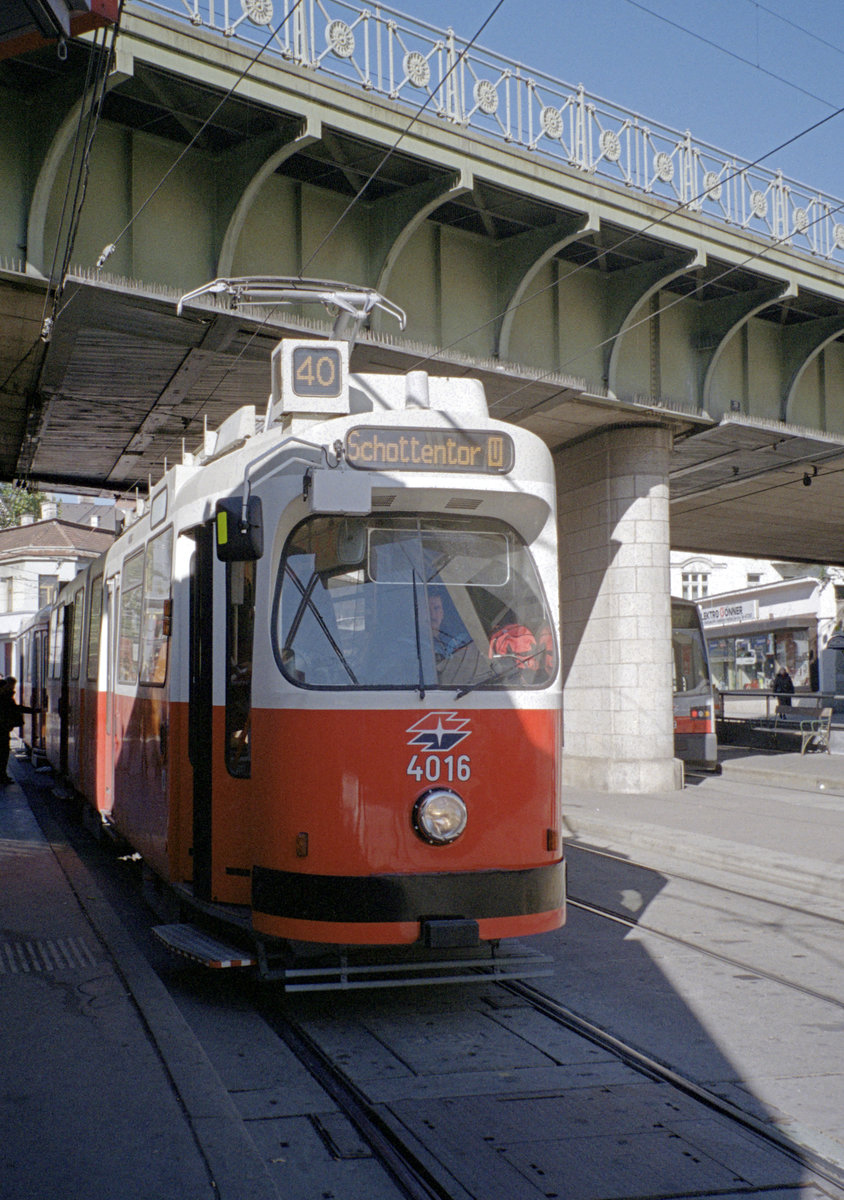 Wien Wiener Linien SL 40 (E2 4016) XVIII, Währing, Gersthof, Gentzgasse (Hst. Gersthof) am 22. Oktober 2010. - Scan eines Farbnegativs. Film: Kodak Advantix 200-2. Kamera: Leica C2.