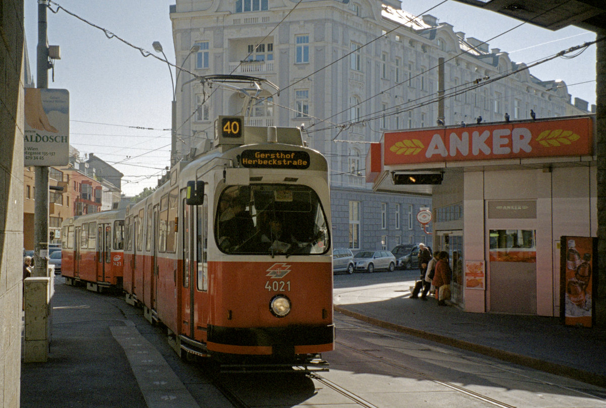 Wien Wiener Linien SL 40 (E2 4021 + c5 1421) XVIII, Währing, Gersthof, Gentzgasse / Simonygasse / S-Bahnhof Gersthof am 22. Oktober 2010. - Scan eines Farbnegativs. Film: Kodak Advantix 200-2. Kamera: Leica C2.