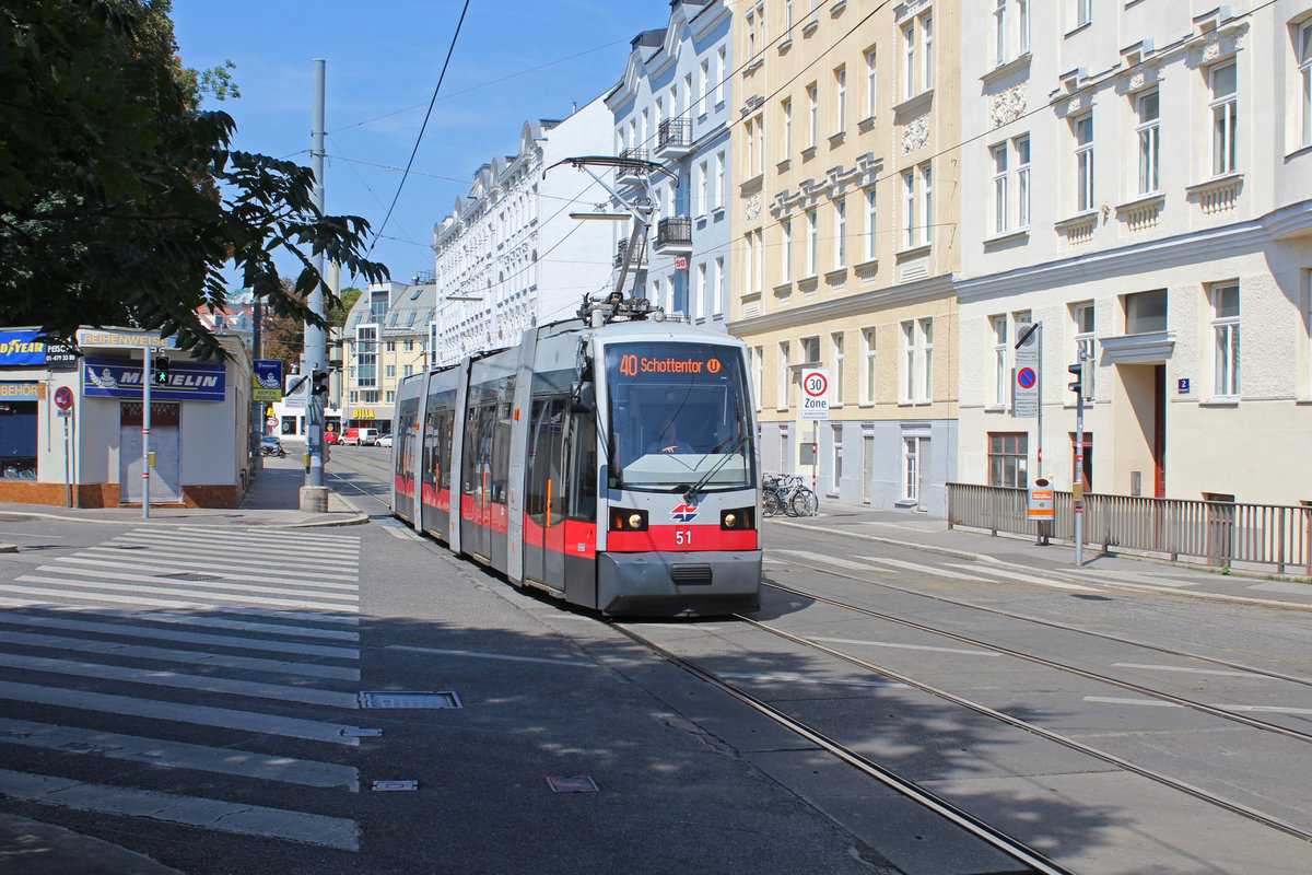 Wien Wiener Linien SL 40 (A 51) XVIII, Währing, Weinhaus, Simonygasse / Währinger Straße am 29. Juli 2018. - In diesem Sommer hat es Bauarbeiten in der Währinger Straße zwischen Währinger Gürtel und Aumannplatz gegeben. Wegen dieser Arbeiten hat die SL 40 zwischen den Haltestellen Währinger Straße-Volksoper und Gersthof über Währinger Gürtel, Kreuzgasse und Simonygasse fahren müssen. Für die Dauer der Bauarbeiten ist die SL 42 eingestellt gewesen.