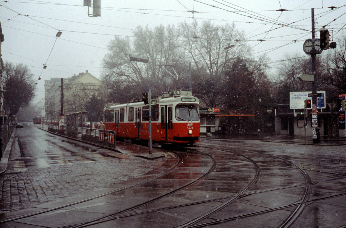 Wien Wiener Linien SL 40 (E2 4029 (SGP 1979)) IX, Alsergrund, Währinger Straße / Nußdorfer Straße / Spitalgasse am 19. März 2000. - Scan eines Diapositivs. Film: Kodak Ektachrome ED3. Kamera: Leica CL.