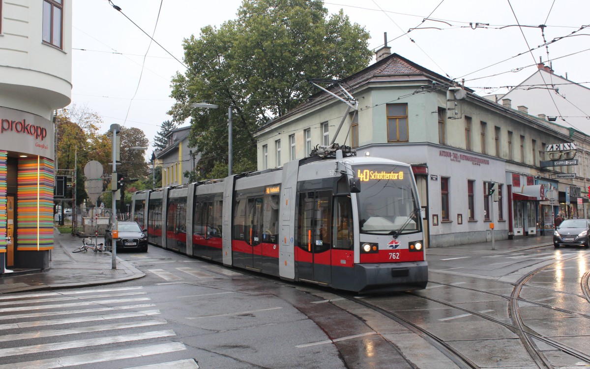 Wien Wiener Linien SL 40 (B1 762) Gersthofer Straße / Herbeckstraße am 15. Oktober 2015.