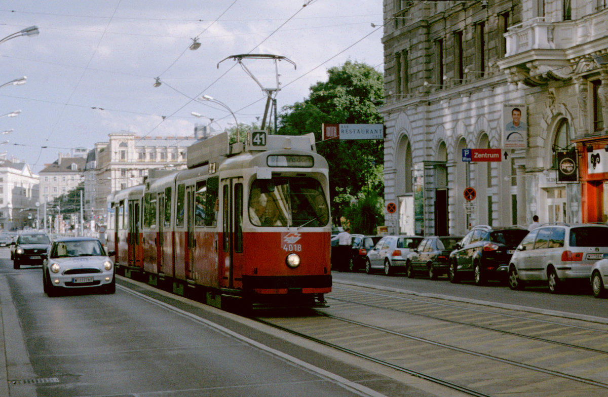 Wien Wiener Linien SL 41 (E2 4018 + c5 1418) IX, Alsergrund, Währinger Straße (Hst. Schwarzspanierstraße) am 4. August 2018. - Scan eines Farbnegativs. Film: Kodak FB 200-7. Kamera: Leica C2.