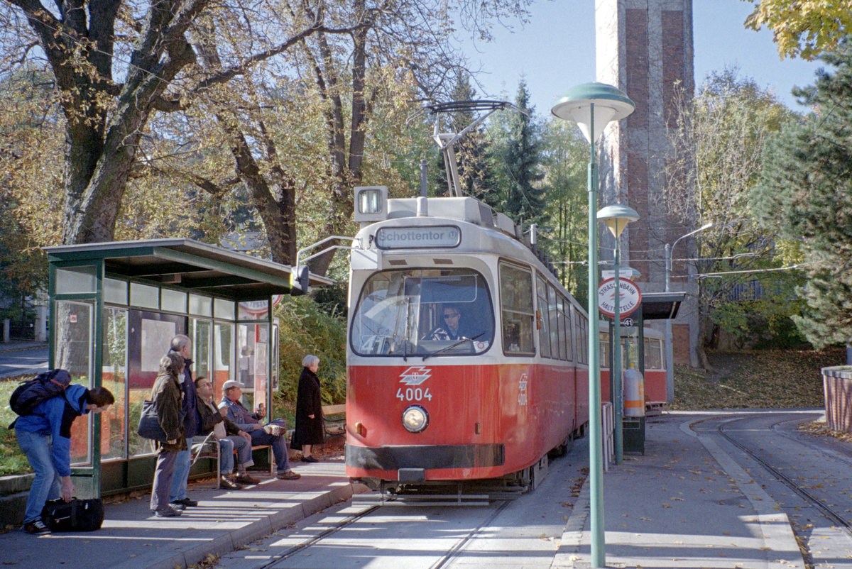 Wien Wiener Linien SL 41 (E2 4004 + c5 1404) XVIII, Währing, Pötzleinsdorf, Max-Schmidt-Platz (Endstation Pötzleinsdorf Einstieg) am 22. Oktober 2010. - Scan eines Farbnegativs. Film: Kodak Advantix 200-2. Kamera: Leica C2.