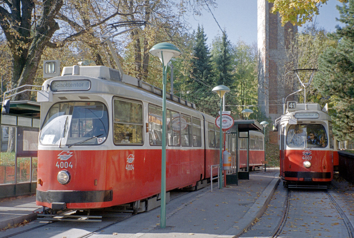 Wien Wiener Linien SL 41 (E2 4004 + c5 1404 / E2 4007 + c5 1407) XVIII, Währing, Pötzleinsdorf, Max-Schmidt-Platz (Endstation Pötzleinsdorf) am 22. Oktober 2010. - Scan eines Farbnegativs. Film: Kodak Advantix 200-2. Kamera: Leica C2.