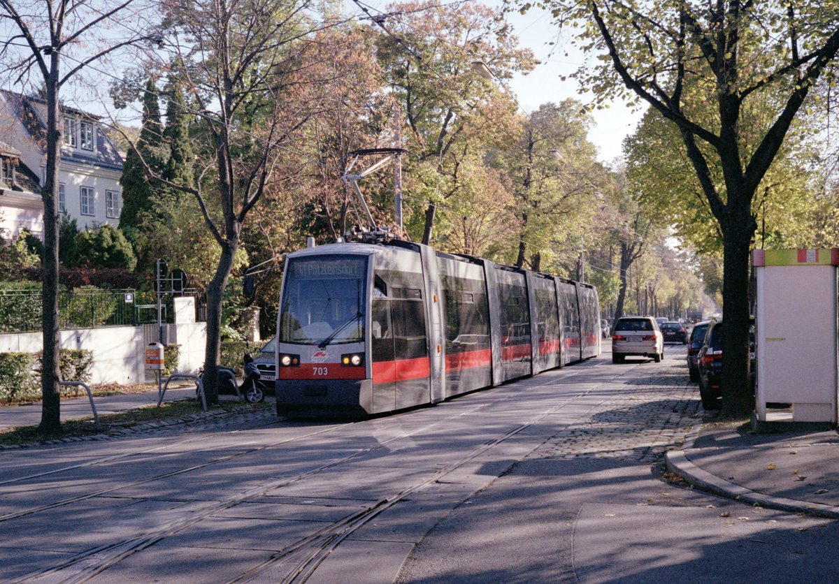 Wien Wiener Linien SL 41 (B1 703) XVIII, Währing, Pötzleinsdorf, Pötzleinsdorfer Straße / Schafberggasse / Max-Schmidt-Platz am 22. Oktober 2010. - Scan eines Farbnegativs. Film: Fuji S-200. Kamera: Leica CL.