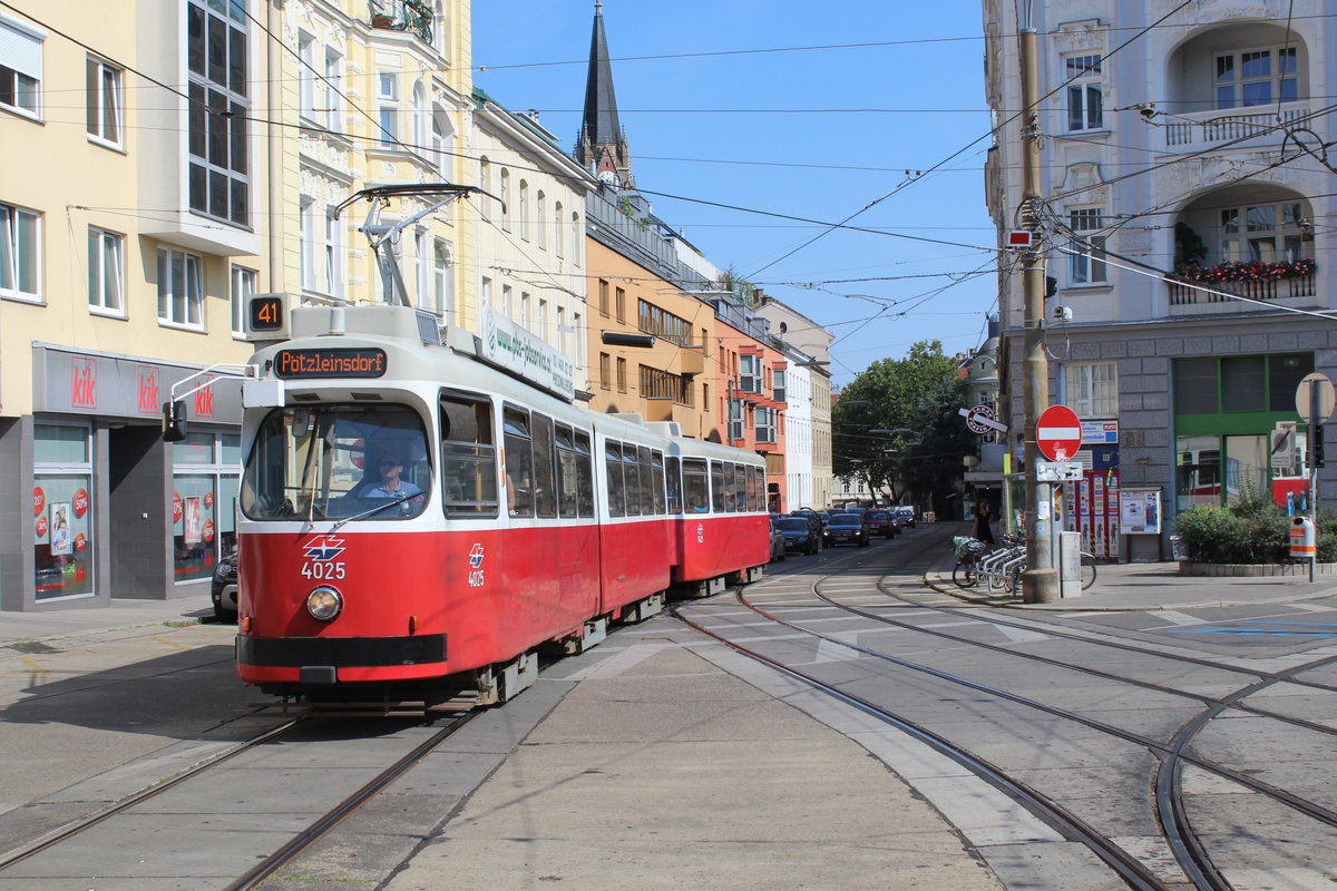 Wien Wiener Linien SL 41 (E2 4025 + c5 1425) XVIII, Währing, Weinhaus, Gentzgasse / Simonygasse am 29. Juli 2018. - Wegen Bauarbeiten im äußeren Teil der Währinger Straße konnten die Züge der SL 40 in diesem Sommer ihre Stammstrecke über diesen Teil der Währinger Straße, Aumannplatz und Gentzgasse bis Gersthof nicht benutzen, und die Linie wurde deshalb in beide Richtungen über Währinger Gürtel, Kreuzgasse und Simonygasse umgeleitet. - Die SL 41 hat im selben Zeitraum in Richtung Pötzleinsdorf ihre Stammstrecke behalten, während die Züge in Richtung Schottentor wie die SL 40 ab Gersthof über Simonygasse, Kreuzgasse und Währinger Gürtel gefahren sind.