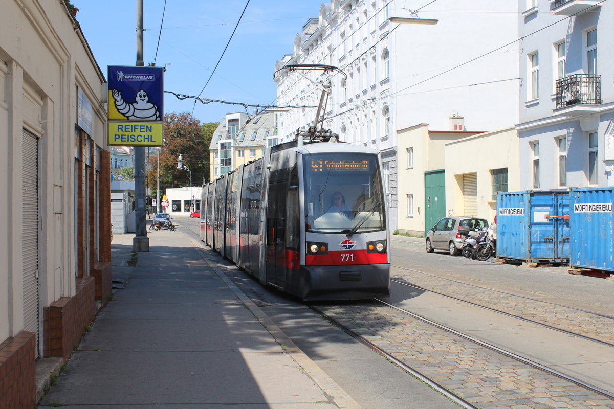 Wien Wiener Linien SL 41 (B1 771) XVIII, Währing, Weinhaus, Simonygasse am 29. Juli 2018. - In diesem Sommer gab es Bauarbeiten im äußeren Teil der Währinger Straße zwischen Währinger Gürtel und Aumannplatz. Darum musste die SL 41 in Richtung Schottentor ab Gersthof über Simonygasse, Kreuzgasse und Währinger Gurtel bis die Haltestelle Währinger Straße - Volksoper umgeleitet werden.