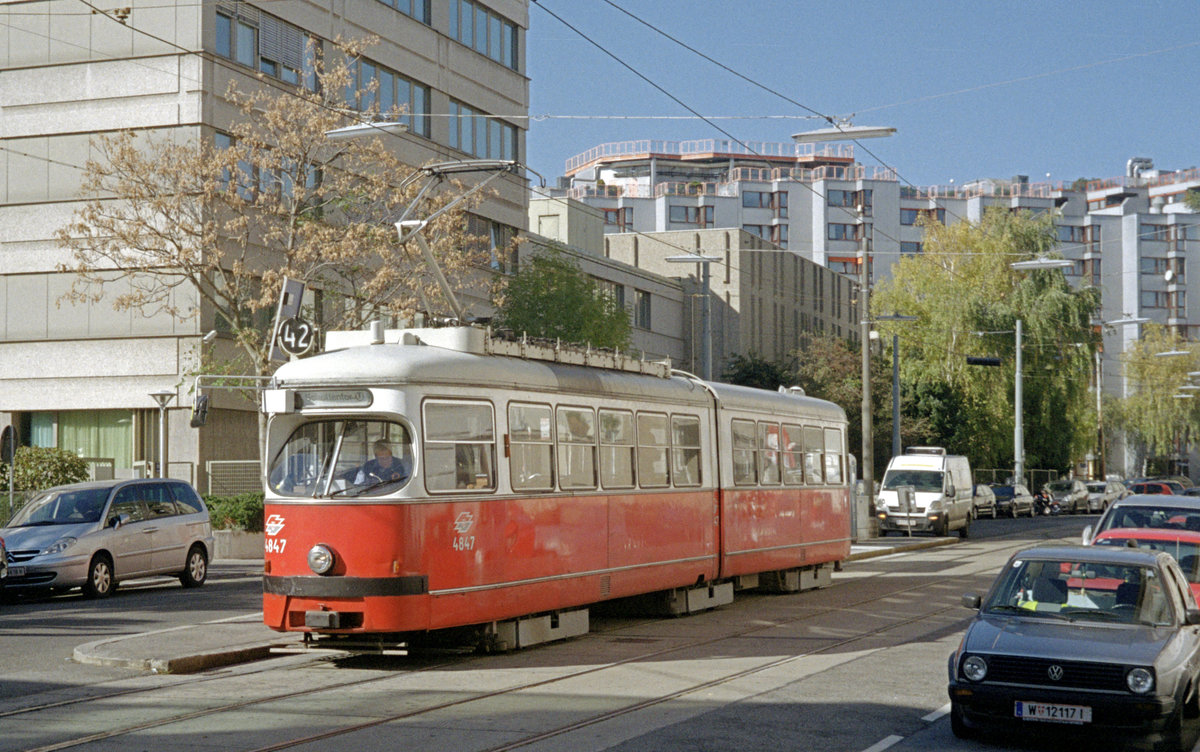 Wien Wiener Linien SL 42 (E1 4847) XVII Hernals / XVIII Währing, Antonigasse am 22. Oktober 2010. - Scan eines Farbnegativs. Film: Kodak Advantix 200-2. Kamera: Leica C2.