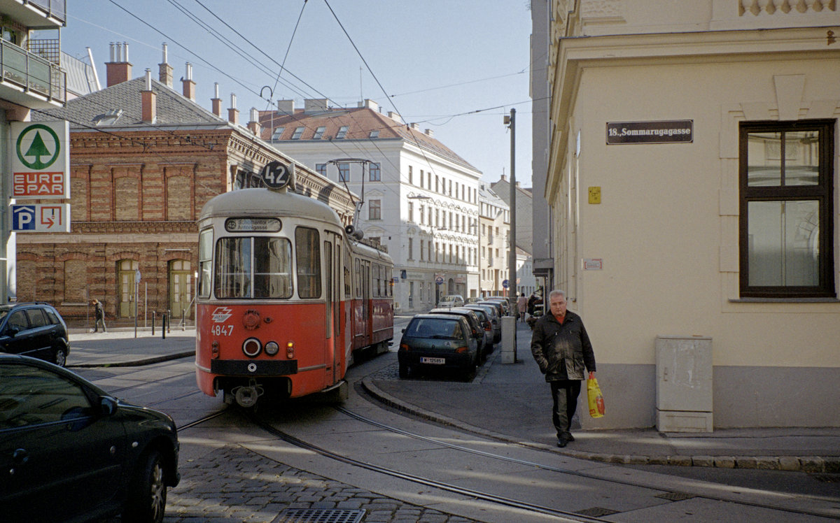 Wien Wiener Linien SL 42 (E1 4847) XVIII, Währing, Kreuzgasse / Sommarugagasse am 22. Oktober 2010. - Das teilweise von der Straßenbahn bedeckte nette Gebäude links gehörte zum Straßenbahnbetriebsbahnhof Währing, der 1993 aufgelassen wurde. - Scan eines Farbnegativs. Film: Kodak Advantix 200-2. Kamera: Leica C2. 