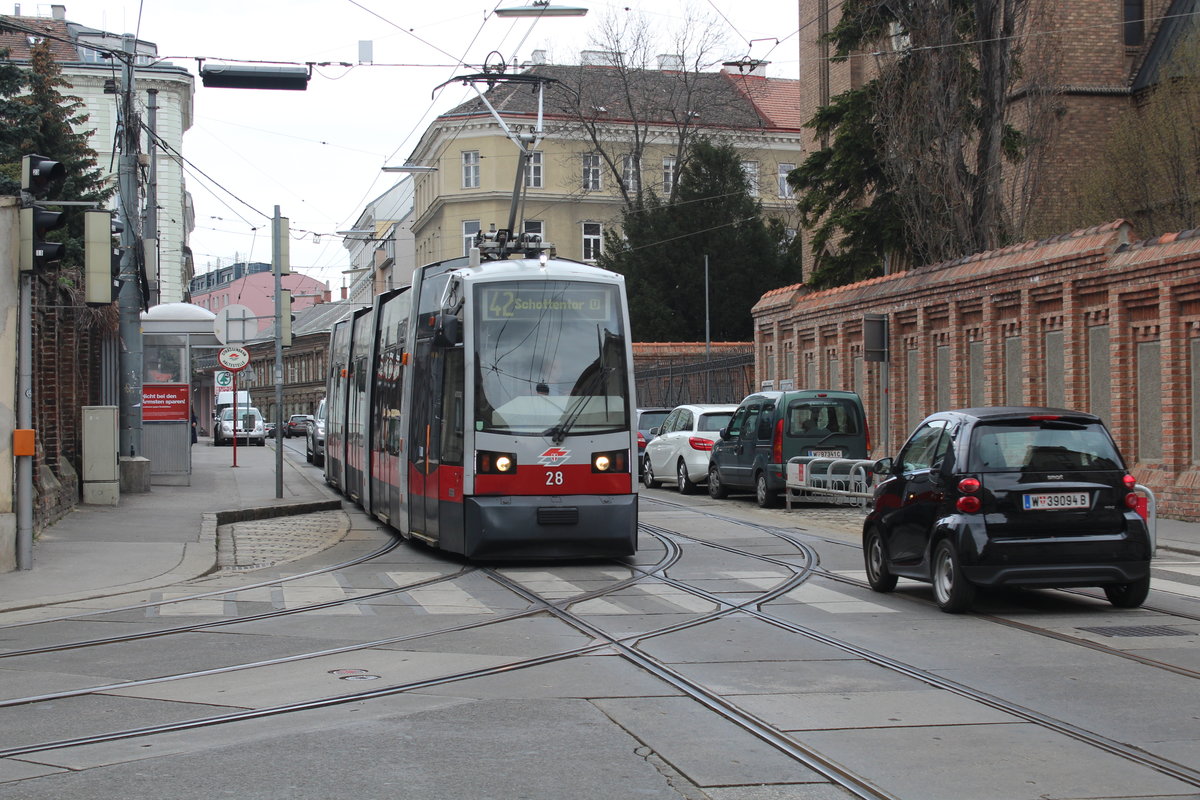 Wien Wiener Linien SL 42 (A 28) Währing, Kreuzgasse / Vinzenzgasse am 22. März 2016.