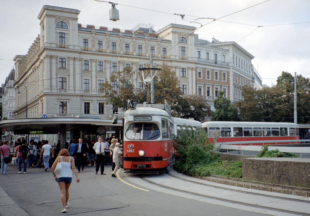 Wien Wiener Linien SL 43 (E1 4863) I, Innere Stadt, Schottentor am 4. August 2010. - Scan von einem Farbnegativ. Film: Kodak 200-8. Kamera: Leica C2.