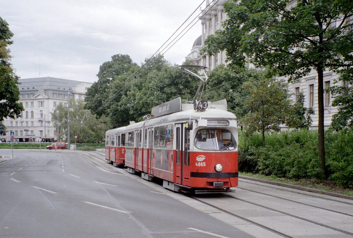 Wien Wiener Linien SL 43 (E1 4865 + c4 1361) I, Innere Stadt / IX Alsergrund,  Universitätsstraße am 6. August 2010. - Scan eines Farbnegativs. Film: Kodak FB 200-7. Kamera: Leica C2.