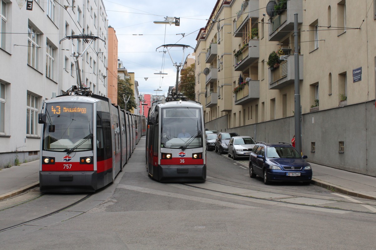 Wien Wiener Linien SL 43 (B1 757) / SL 44 (A 36) Paschinggasse / Hernalser Hauptstrasse am 10. Juli 2014. - Wegen eines Verkehrsunfalles auf der Strassenbahnstrecke zwischen Güpferlingstrasse und Neuwaldegg mussten die Züge der SL 43 am Nachmittag des 10. Juli vorübergehend in der Schleife Güpferlingstrasse-Lascygasse-Paschinggasse wenden.