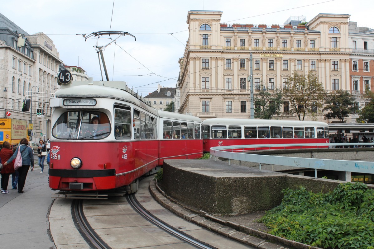 Wien Wiener Linien SL 43 (E1 4858 + c4 1357) Schottentor am 11. Juli 2014.