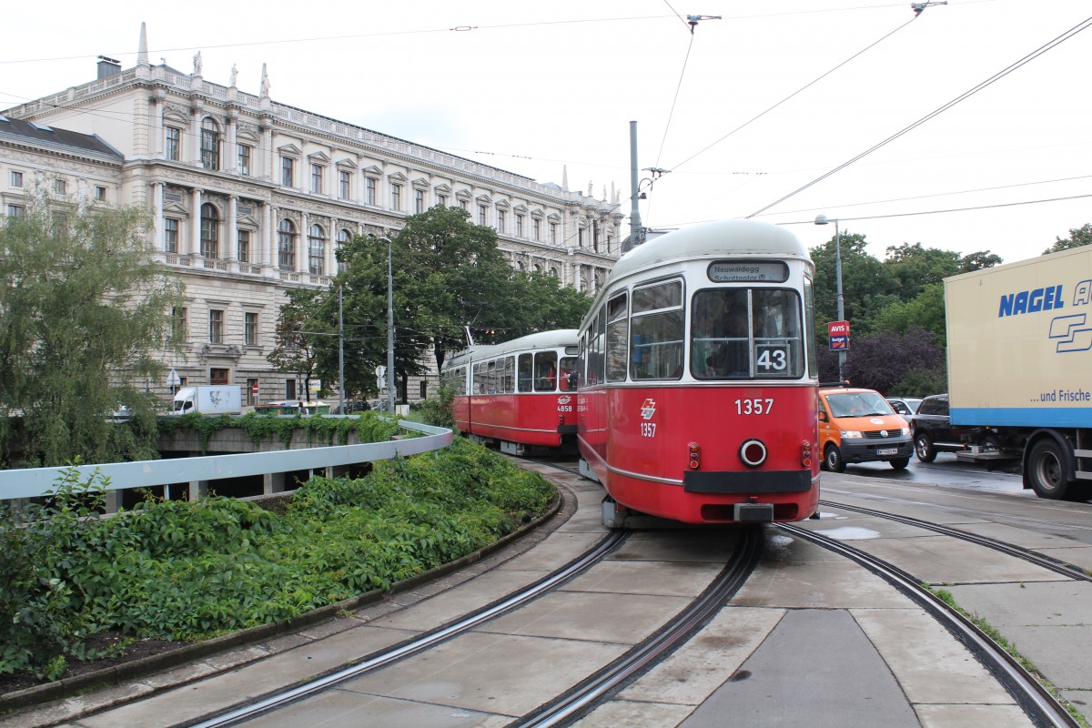 Wien Wiener Linien SL 43 (c4 1357 + E1 4858) Schottentor / Universitätsstrasse am 11. Juli 2014.