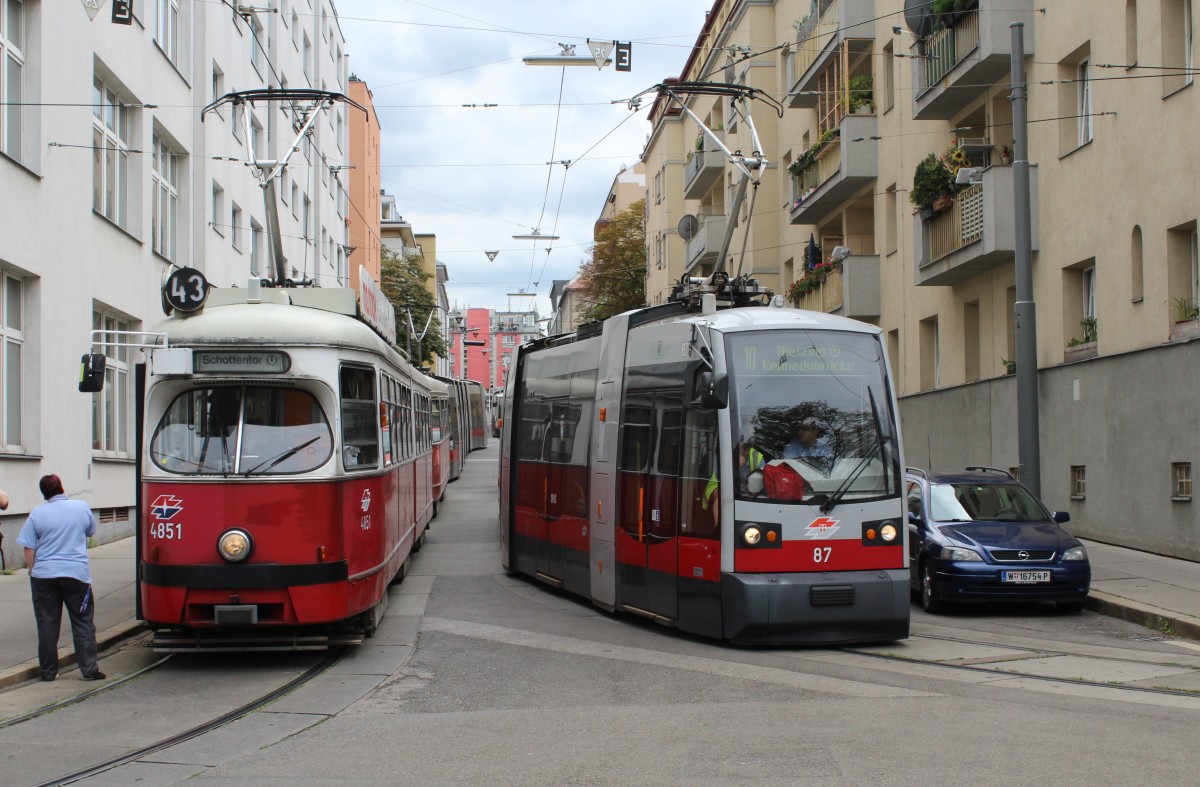 Wien Wiener Linien SL 43 (E1 4851 + c4 1356) / SL 10 (A1 87) Paschinggasse / Hernalser Hauptstrasse am 10. Juli 2014.