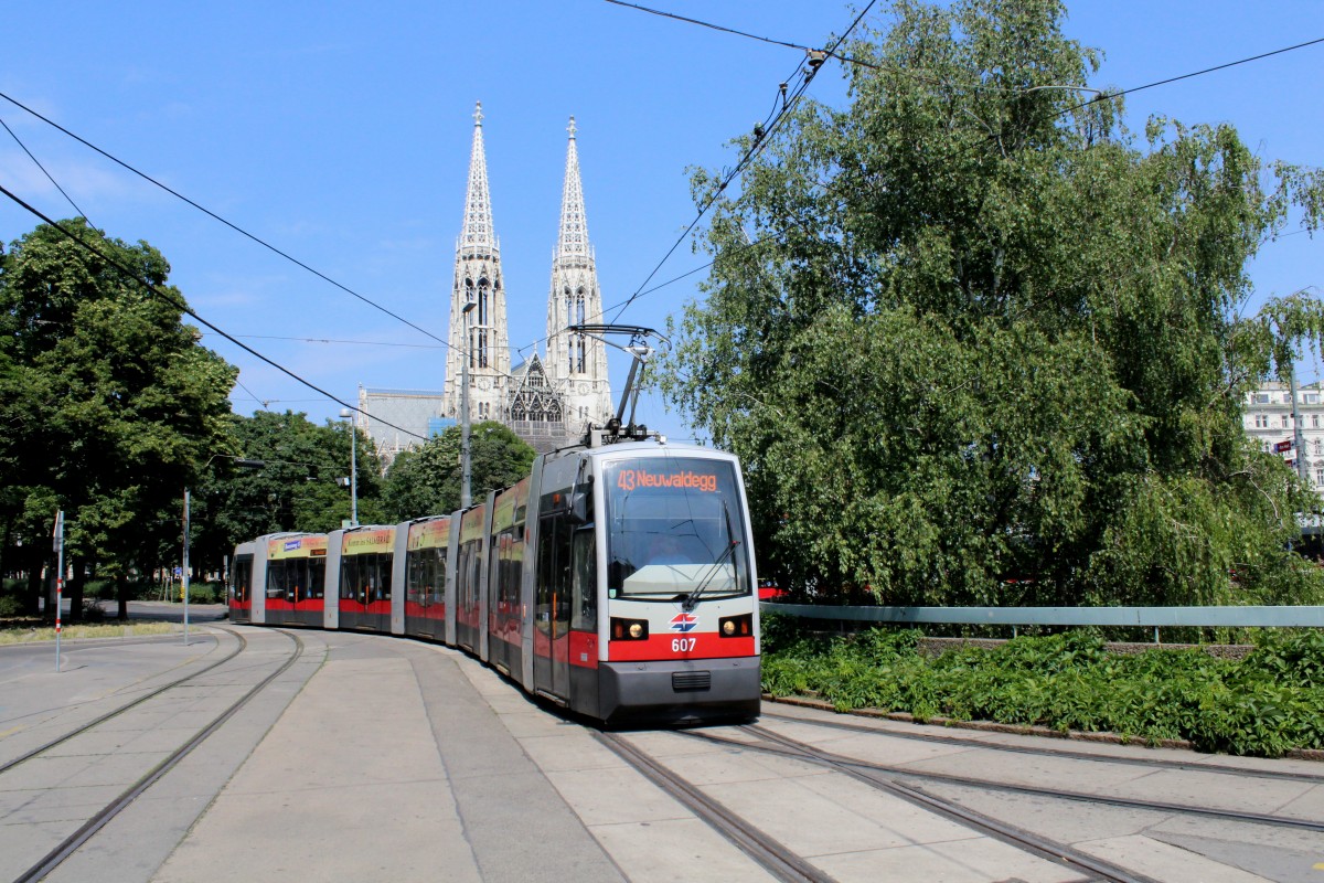 Wien Wiener Linien SL 43 (B 607) Schottentor am 2. Juli 2015. - Im Hintergrund sieht man die Votivkirche, die in den Jahren 1856 - 1879 gebaut wurde.
