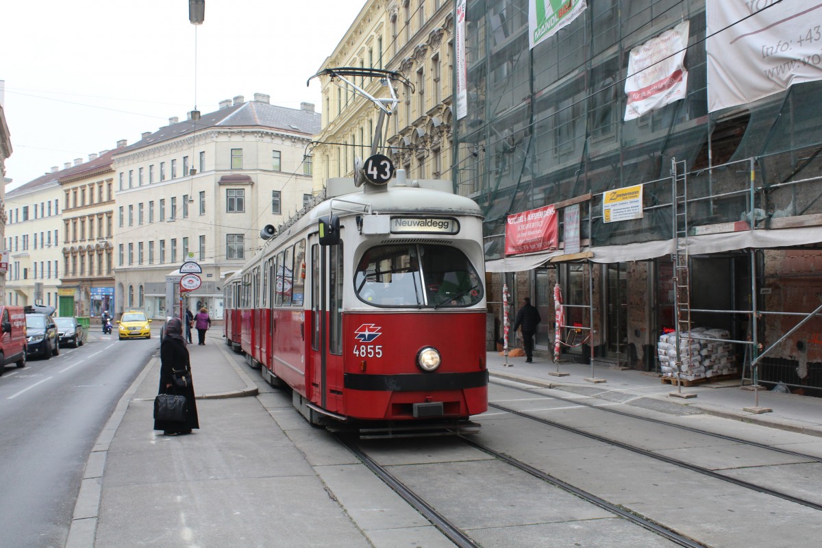 Wien Wiener Linien SL 43: Ein Zug bestehend aus dem GT6 E1 4855 (SGP 1976) und einem Bw der Serie c4 verlässt am 13. Oktober 2015 die Haltestelle Palffygasse in der Jörgerstraße in Richtung Neuwaldegg.