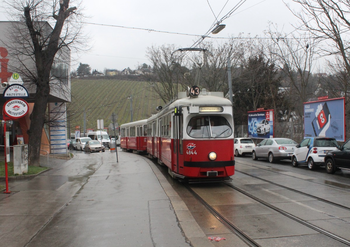 Wien Wiener Linien SL 43 (E1 4844 + c4 1354) Dornbach (Hernals 17. Bez.), Vollbadgasse / Dornbacher Straße am 17. Februar 2016. - Im Hintergrund sieht man den kleinen Weinhügel des Weinbau Stift St. Peter; das kleine Weingebiet befindet sich zwischen Alszeile, Himmelmutterweg, Korngasse und Charlotte-Bühler-Weg.