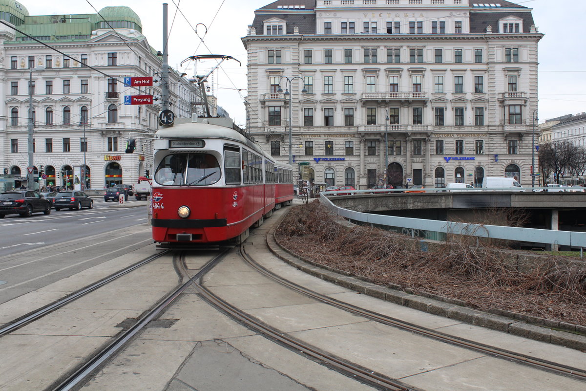 Wien Wiener Linien SL 43 (E1 4844 + c4 1354) Innere Stadt, Schottentor am 16. Februar 2016.