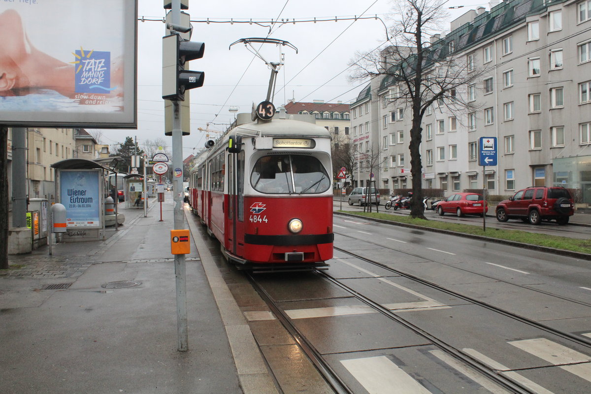 Wien Wiener Linien SL 43 (E1 4844 + c4 1354) Hernals, Hernalser Hauptstraße (Hst. Dornbach, Güpferlingstraße) am 17. Februar 2016. - Der Name Güpferlingstraße extistiert seit 1894; vorher hieß die Straße Ottakringer Straße. Der Name hängt mit 'Gupf', einer rundlichen Bodernerhebung, zusammen.