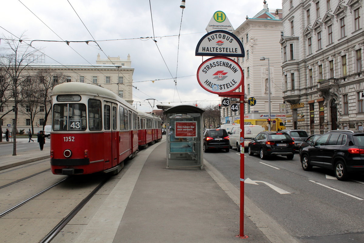 Wien Wiener Linien SL 43 (c4 1352 + E1 4862) Alsergrund, Universitätsstraße (Hst. Landesgerichtsstraße) am 16. Februar 2016.